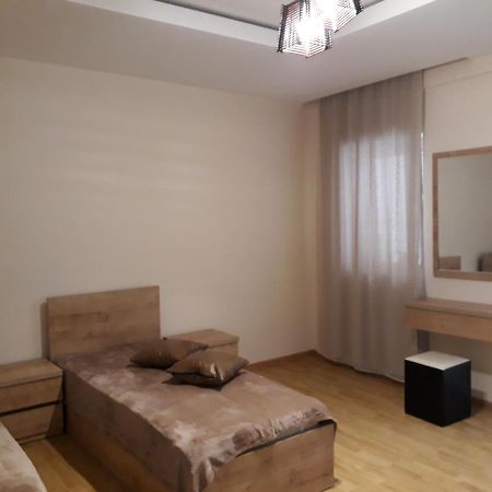2 Bedroom Apartment In Chugureti Tbilisi Exterior foto